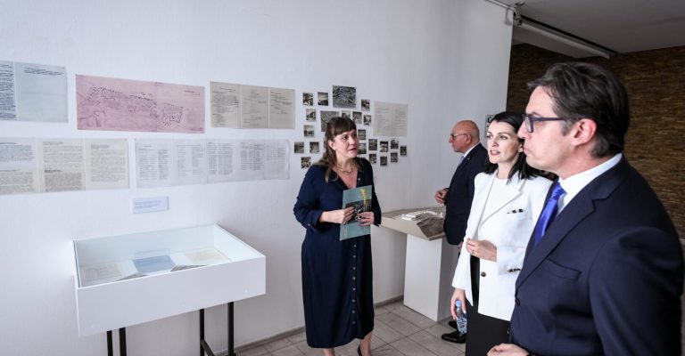 Изложбата „Подемот и падот на Скопје“ е потврда за добрината, хуманоста и солидарноста на човештвото