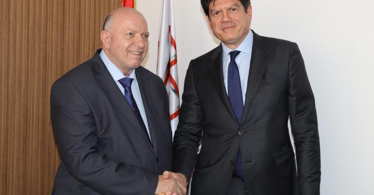 Naslovna Azeski so Rokas