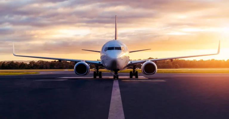 avion-depositphotos_307056310_xl.webp