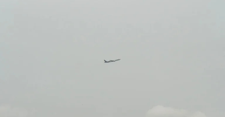 avion-vo-dalechina-depositphotos_733475474_l.webp