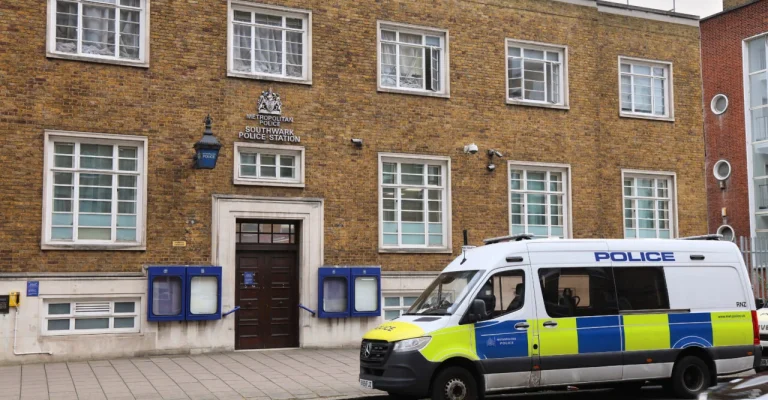 britanska-policija-depositphotos_835060672_xl.webp