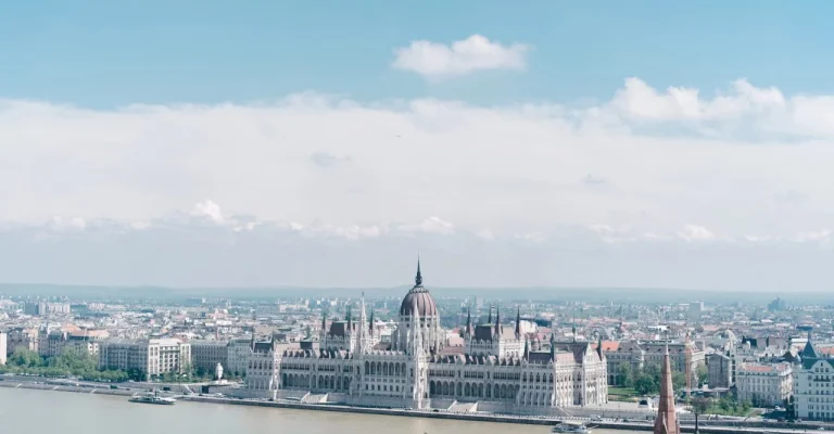 budimpeshta-ungarija-parlament-depositphotos_188134758_l.webp.webp