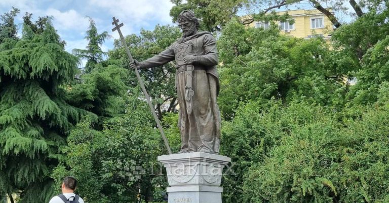 car-samoil-spomenik-sofija-bugarija.jpg