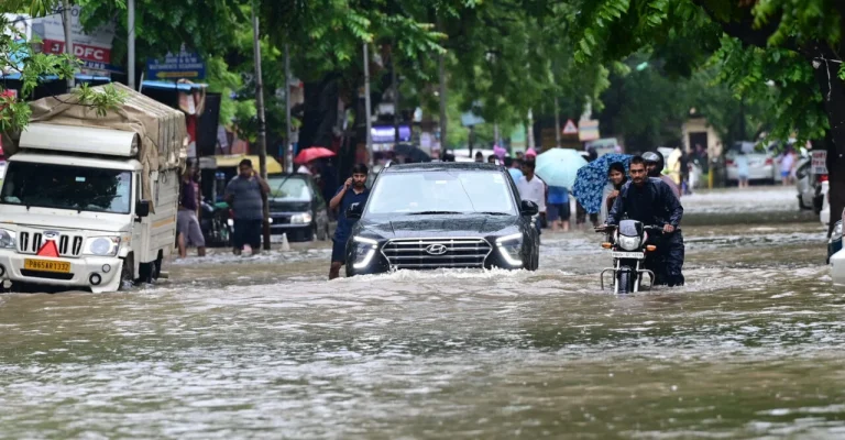 ciklon-indija-nevreme-chandigarh-india-july-waterlogging-streets-depositphotos_738034884_xl.webp