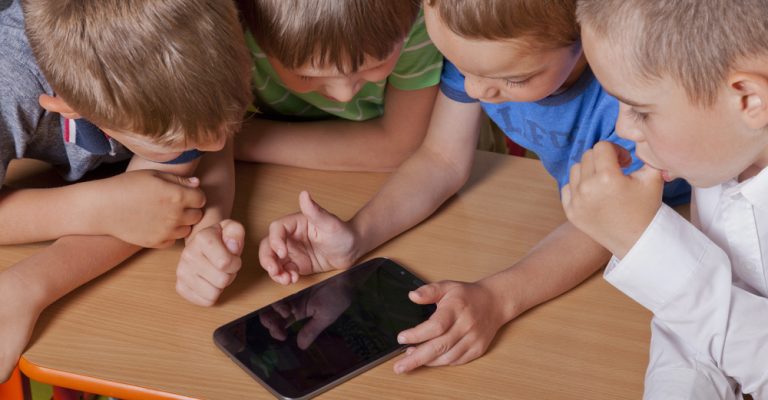 deca-socijalni-mrezi-telefoni-Depositphotos_78618914_S.jpg