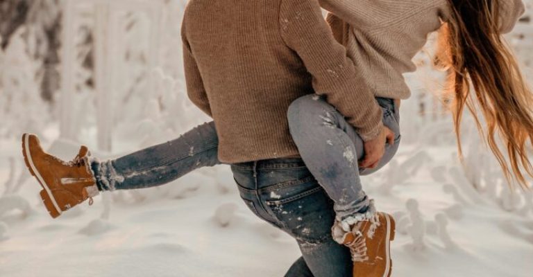 decko-devojka-ljubob-zima-pexels-alesiakozik-6532406.jpg