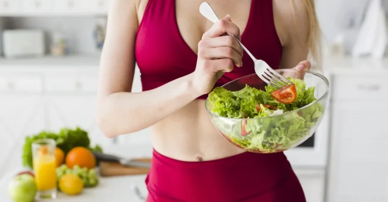 dieta1-concept-with-sporty-woman-kitchen.webp.webp