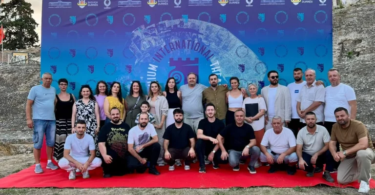 ekipata-na-slepci-turski-teatar.webp
