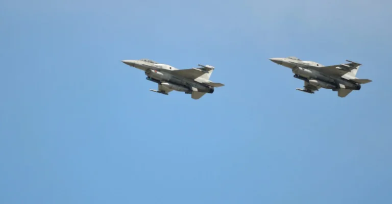 f-16depositphotos_36067677_xl.webp