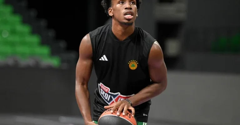 first-training-as-a-green-for-tj-shorts-he-hit-the-court-v0-0ormnydhcimf1.webp