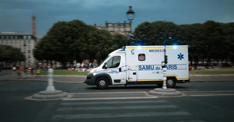 francija-ambulantno-vozilo-brza-pomosh-depositphotos_306103590_l.webp