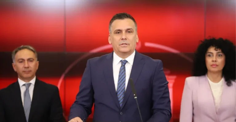 hodza-pres-juli.webp