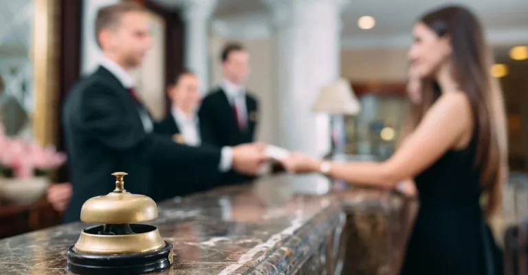 hotel-recepcija-depositphotos_404114398_l.webp