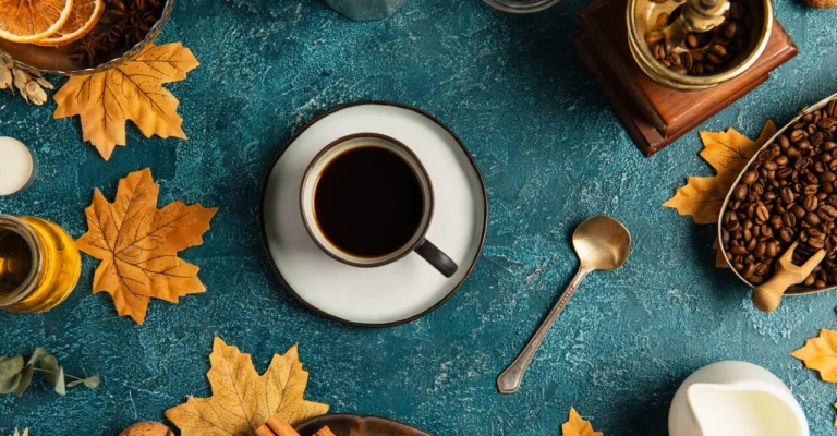 kafe-thanksgiving-still-life-coffee-cup-depositphotos_681001624_xl.webp