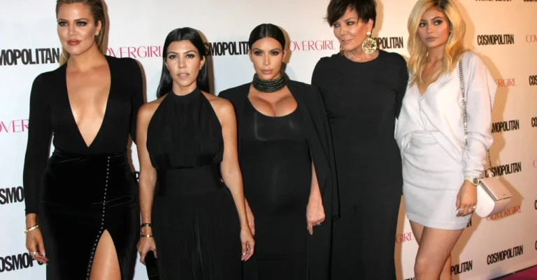 khloe-karsahian-kourtney-kardashian-kim-depositphotos_87460168_xl.webp