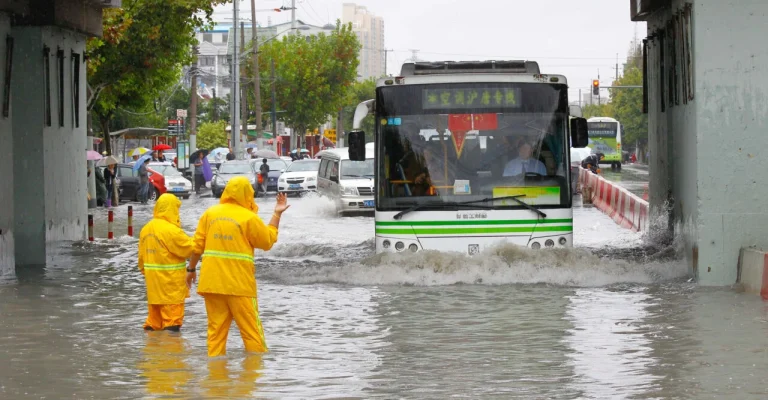 kina-poplava-chinese-workers-direct-bus-flooded-depositphotos_242148210_xl.webp