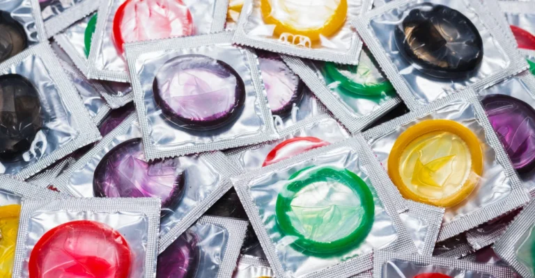 kondomi-colorful-condoms-background-top-view-depositphotos_431512256_l.webp