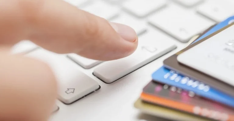 kredit-kartichki-onlajn-shoping-credit-card-debt-payment-depositphotos_27740357_l.webp