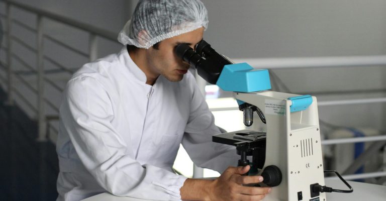 laboratorija-analiza-pexels-pixabay-356040.jpg
