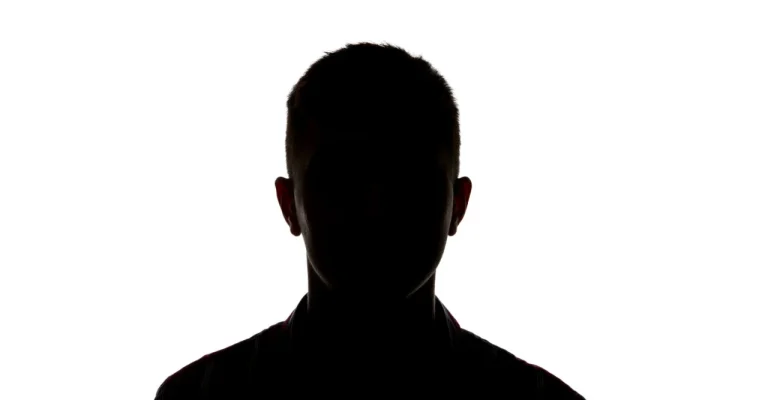 maz-siilueta-silhouette-man-looking-camera-isolated-depositphotos_251691910_l.webp