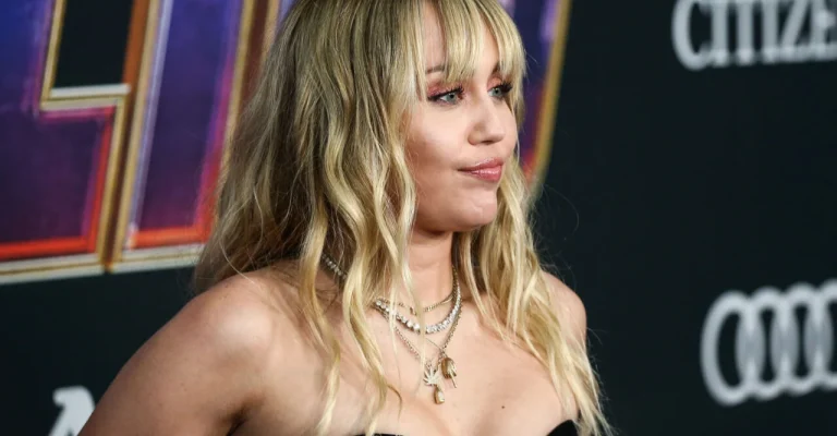 miley-cyrus-receive-star-hollywood-depositphotos_824853334_l.webp