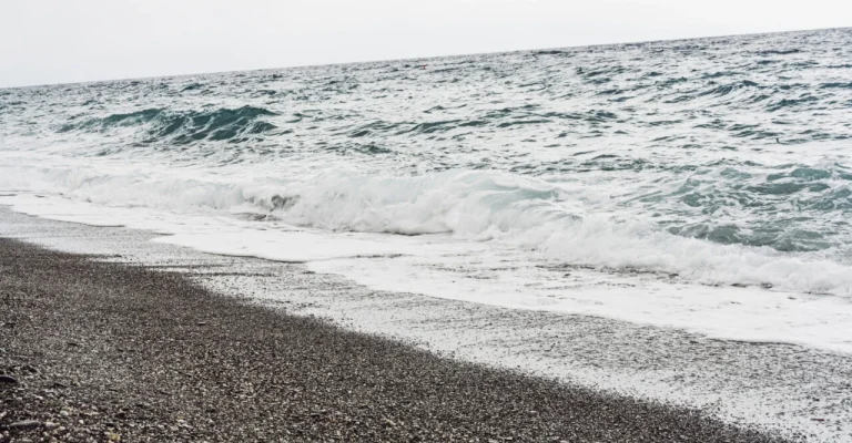 more-branovi-sea-waves-sandy-beach-coastline-depositphotos_316701832_l.webp