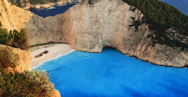 navagio-zakintos-depositphotos_8247183_l.webp