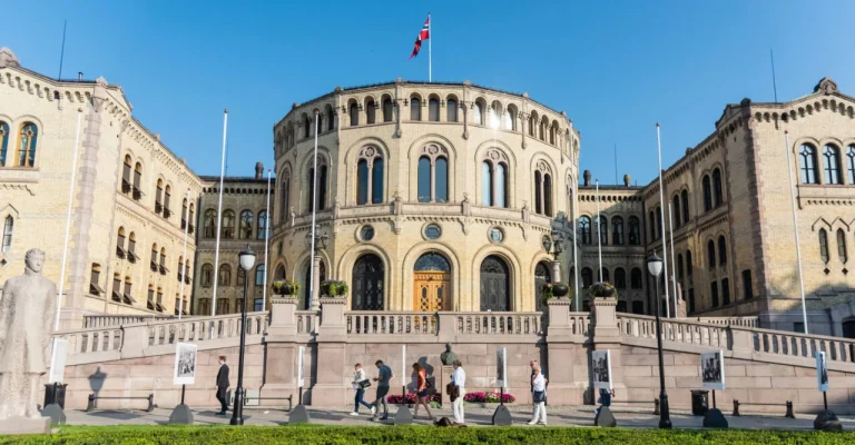 norveska-parlament-depositphotos_311466750_l.webp