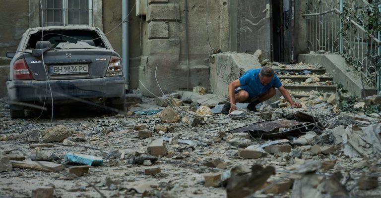 (Видео) Русите во Одеса убиле еден, раниле 18 и ја уништиле катедралата, тврди украински гувернер