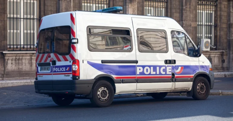paris-france-september-2016-police-depositphotos_729399744_l.webp