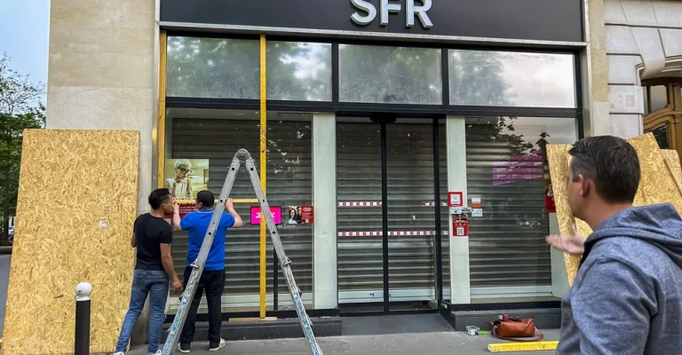 paris-france-workers-protecting-store-depositphotos_655461804_s.webp