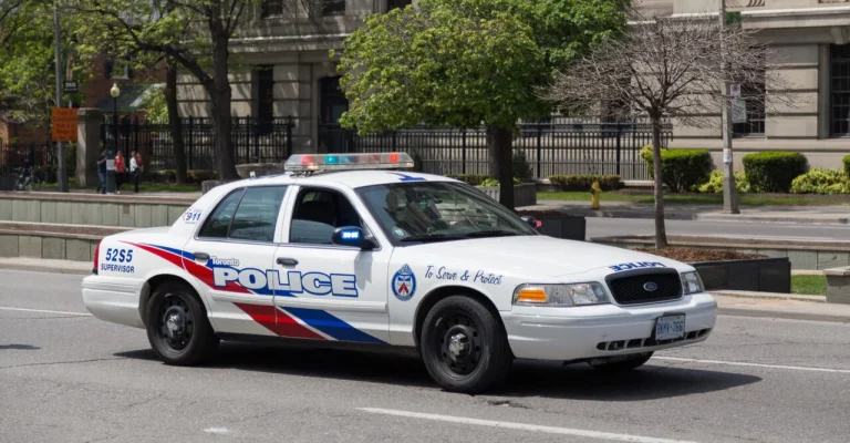 policija-kanada-depositphotos_78700922_l.webp