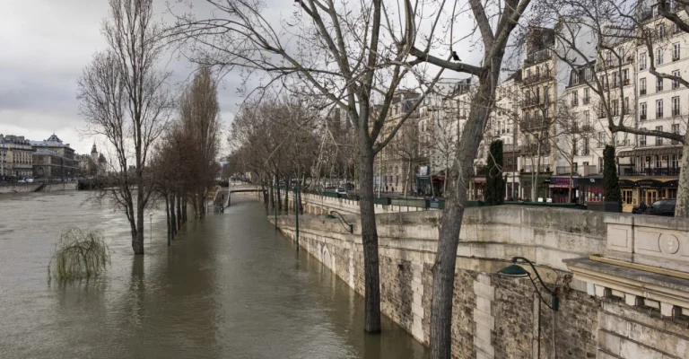 poplava-paris-flood-the-banks-of-depositphotos_184096898_xl.webp