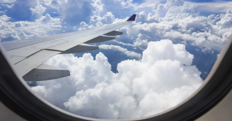 prozor-avion-depositphotos_73652381_xl.webp