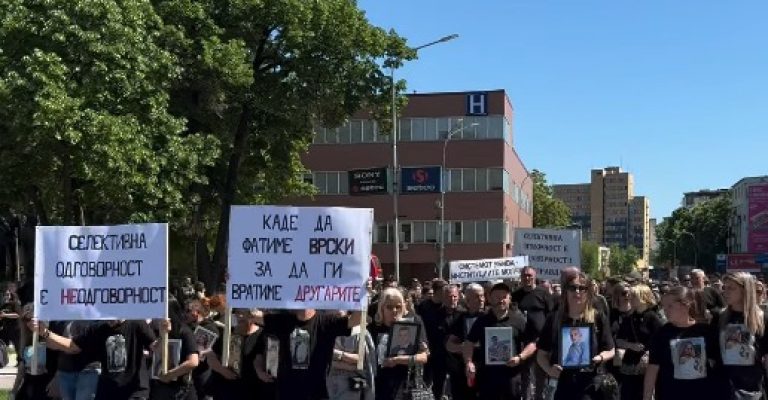 roditeli-na-zaginatite-vo-Kocani-pred-Sobranie.jpeg