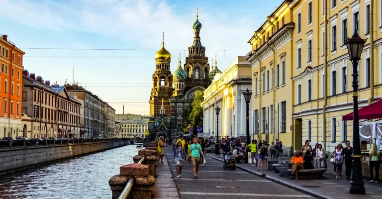 sankt-peterburg-depositphotos_439013512_xl.webp