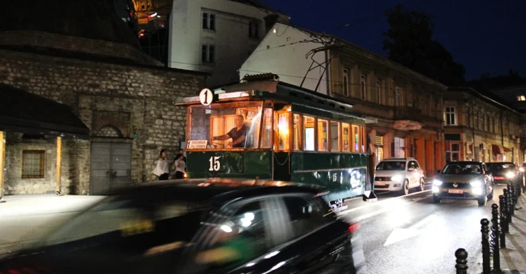saraevo-tramvaj-depositphotos_844350138_xl.webp