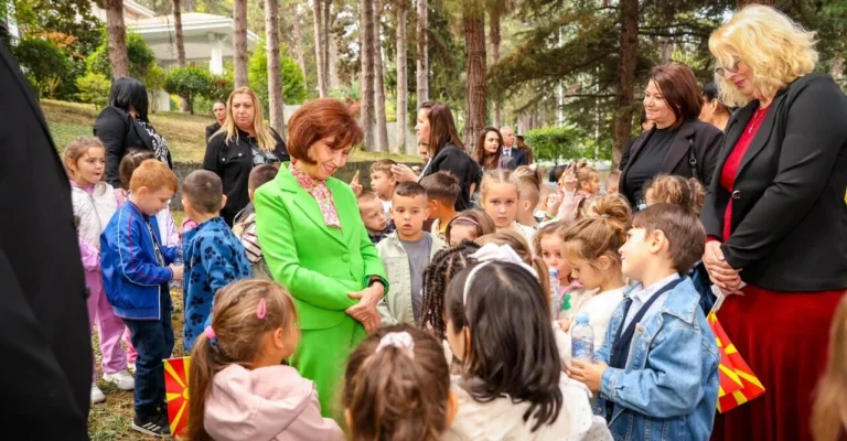 siljanovska-davkova-ucenici-poseta-2.webp