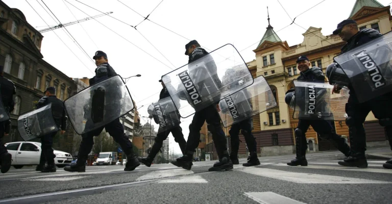 specijalci-beograd-police-and-pride-in-belgade-depositphotos_33635735_xl.webp
