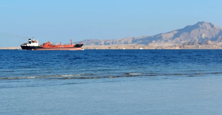 tanker-depositphotos_19488325_xl.webp