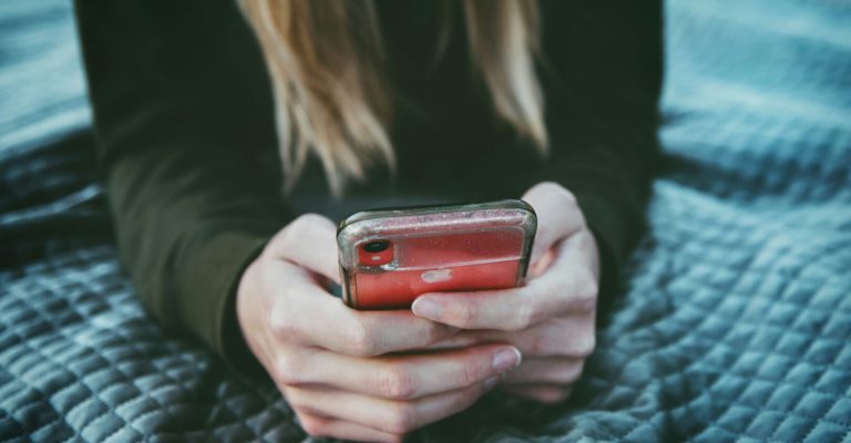 telefon-soc-mrezi-devojka-tim-mossholder-clN4DePMfm4-unsplash.jpg