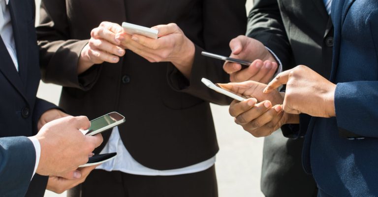 telefoni-Depositphotos_110429386_L.jpg