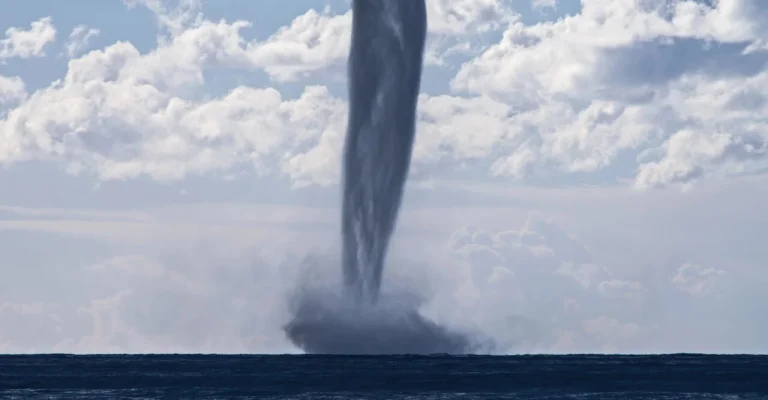 tornado-depositphotos_66801393_xl.webp