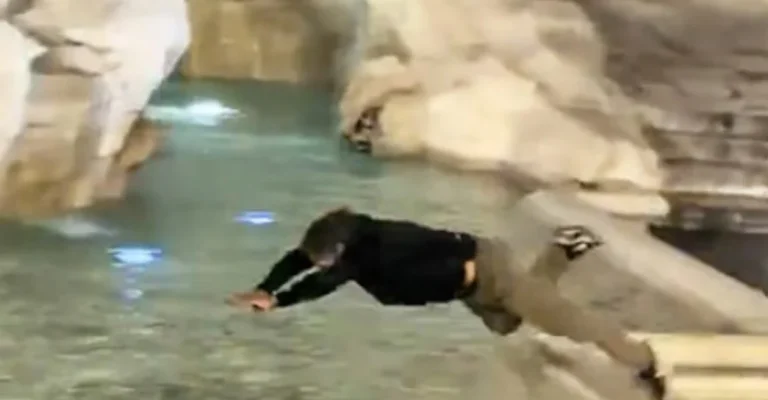 turist-skok-vo-fontana.webp
