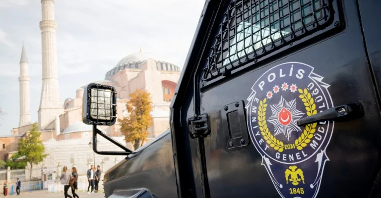 turska-policija1depositphotos_343142982_xl.webp