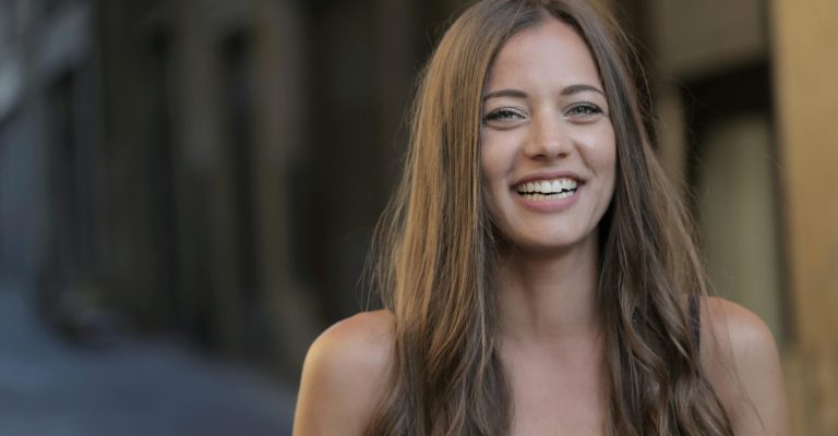 ubava-devojka-pexels-olly-3813342.jpg