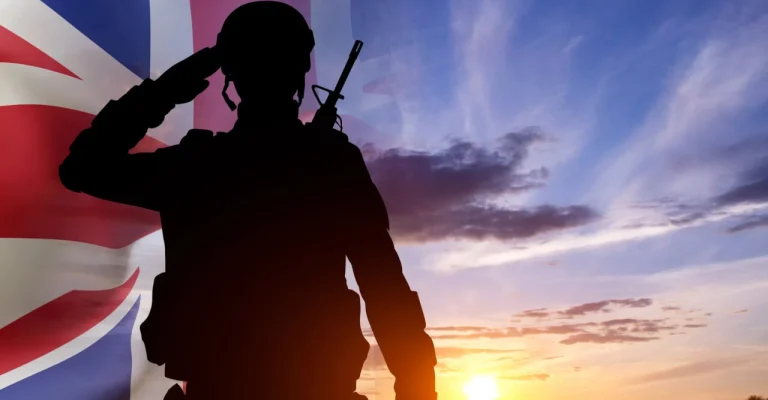 velika-britanija-vojnik-silhouette-soldier-united-kingdom-flag-depositphotos_745948774_l.webp
