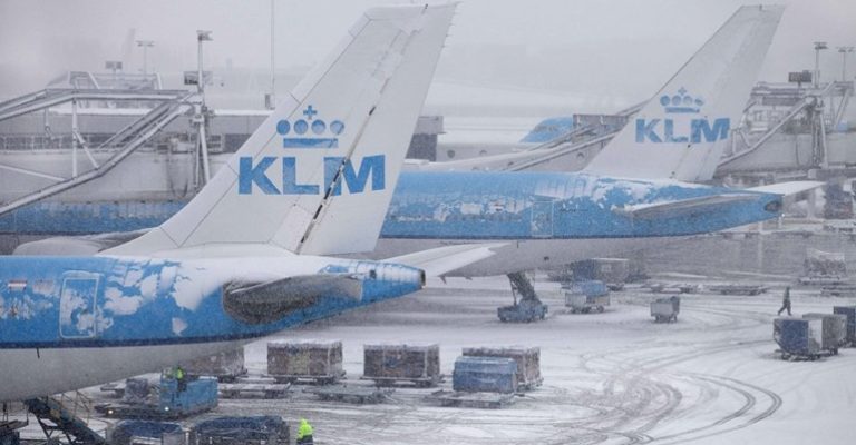 Аеродромот-во-Амстердам-откажа-над-сто-летови-поради-снегот.jpg