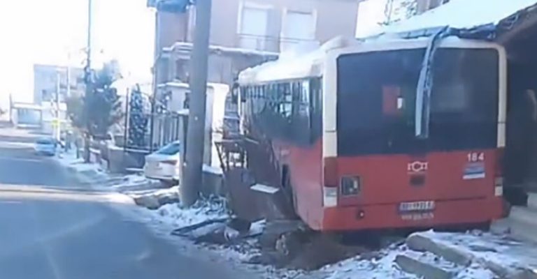 Видео-Автобус-во-Србија-влетал-во-двор-од-куќа.jpg