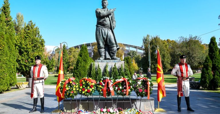 Видео-Владина-делегација-оддаде-почит-пред-споменикот-на-Гоце-Делчев.jpeg